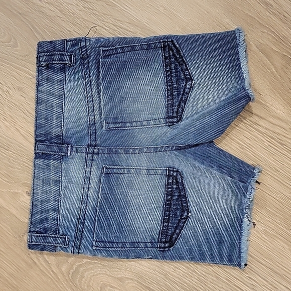 Oshkosh shorts 12m - Picture 3 of 4